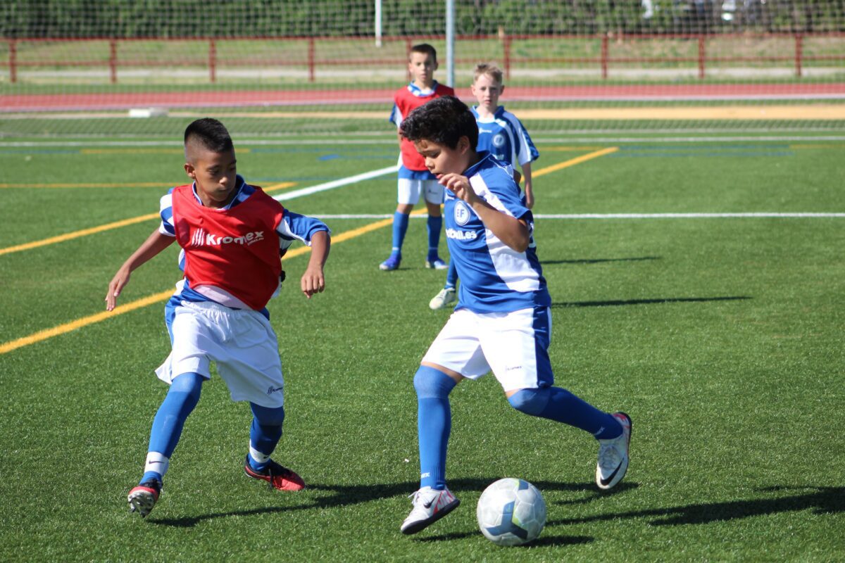 Jugadores de fútbol disputando el balón - EliteFootball